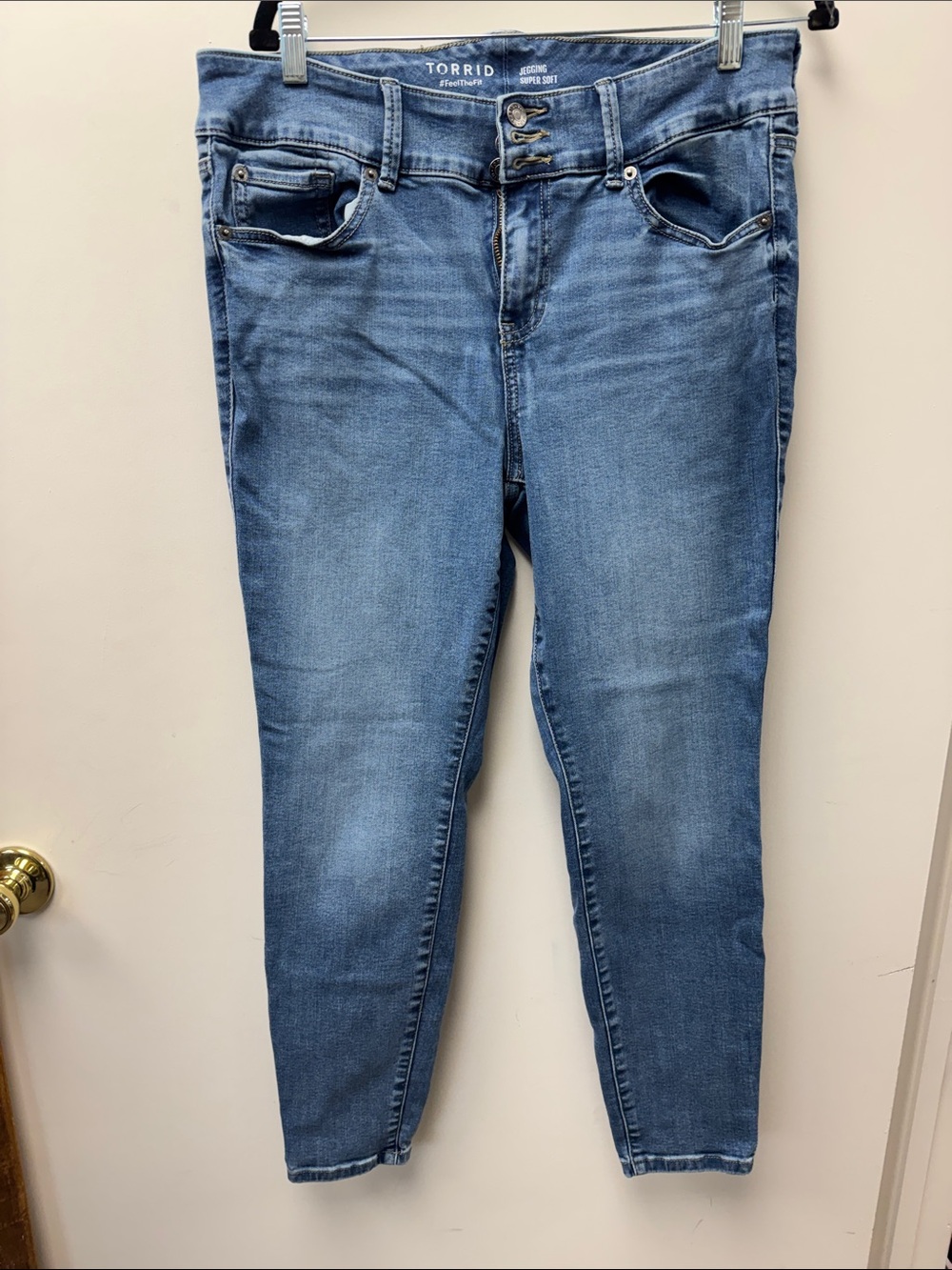 torrid Medium Blue Stretch Jeggings with Subtle Fading